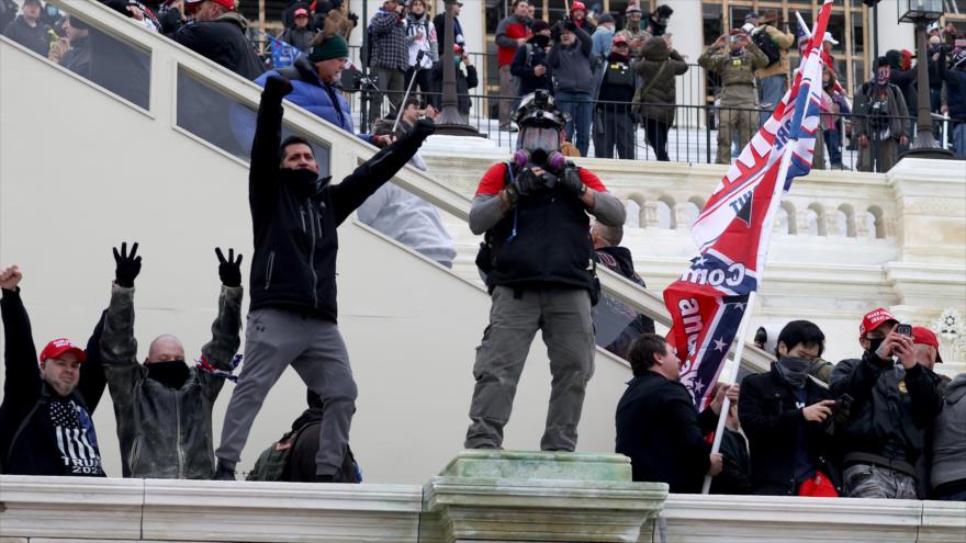 Los partidarios del Donald Trump asaltan el Capitolio de EE.UU., en Washington, 6 de enero 2021. (Foto: AFP)