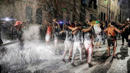 Policía israelí reprime protesta anti-Netanyahu con cañones de agua