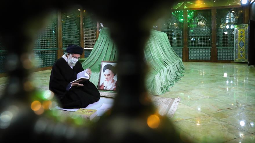 El Líder de Irán, el ayatolá Jamenei, visita el mausoleo del fundador de la República Islámica, el Imam Jomeini (P) en Teherán, 31 de enero de 2021. (Foto: Khamenei.ir)