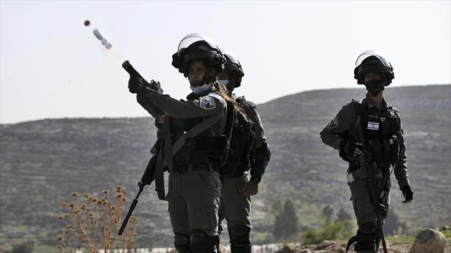 Fuerzas israelíes lanzan gas lacrimógeno contra manifestantes palestinos durante una protesta en Cisjordania, 4 de diciembre de 2020. (Foto: AFP)