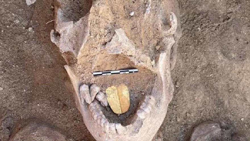 Restos humanos, con láminas de oro en forma de lengua en su boca, encontrados en el templo de Taposiris Magna en el oeste de Alejandría, en Egipto.