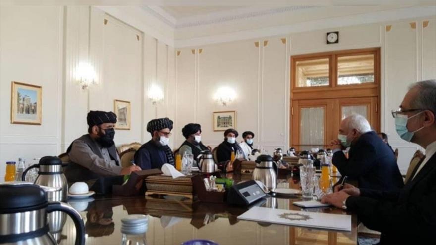 El canciller de Irán, Mohamad Yavad Zarif, se reúne con la delegación de alto nivel talibán en Teherán, capital persa, 31 de enero de 2021.