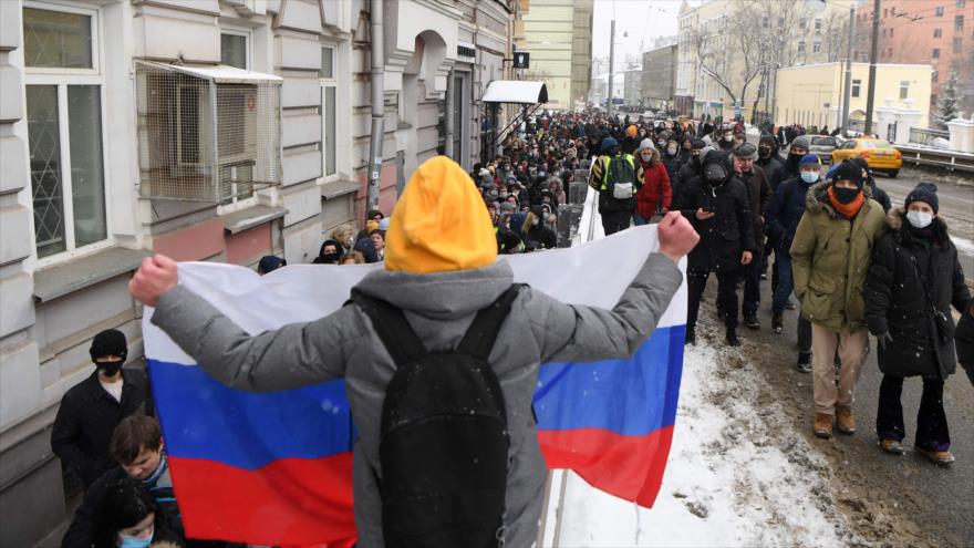 Un grupo de manifestantes secundan una protesta en apoyo al líder opositor encarcelado Alexéi Navalni en Moscú, 31 de enero de 2021. (Foto: AFP)