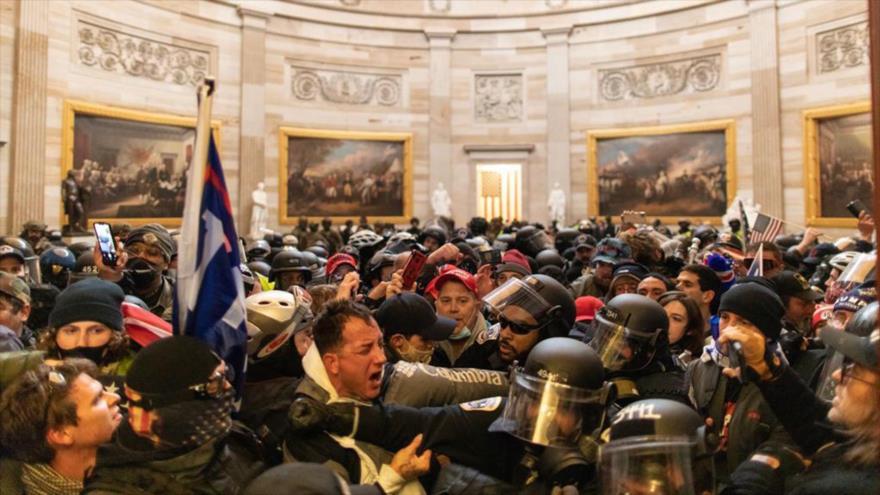 Los partidarios del expresidente Donald Trump asaltan en el Capitolio de EE.UU., en Washington, 6 de enero de 2021.