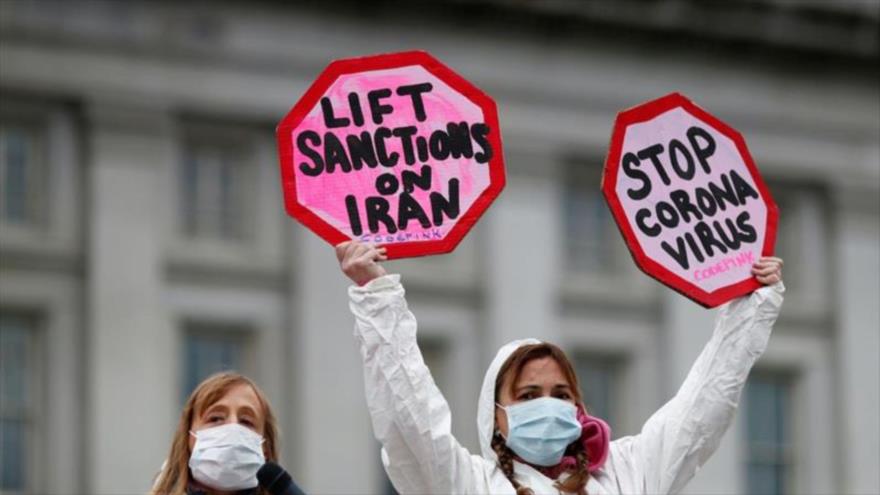 Miembros del grupo de CodePink protestan contra las sanciones de EE.UU. contra Irán en Washington D.C., 11 de marzo de 2020. (Foto: AFP)