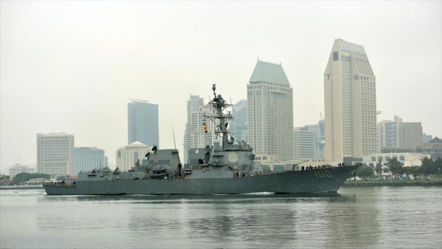 El destructor de misiles guiados de USS Chafee de la Armada de EE.UU. surca en aguas de la Bahía de San Diego (California).