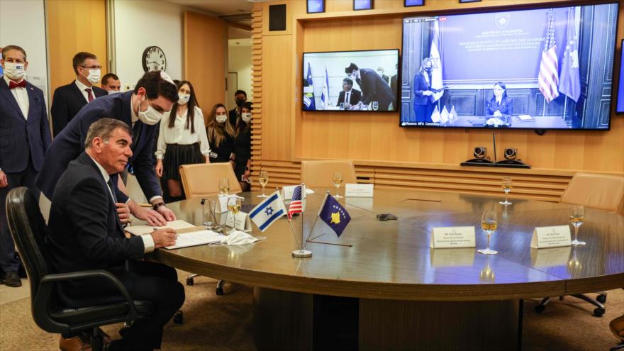 El ministro de exteriores de Israel, Gabi Ashkenazi, y su homóloga de Kosovo, Meliza Haradinaj, en una ceremonia virtual, 1 de febrero de 2021 (Foto: AFP).
