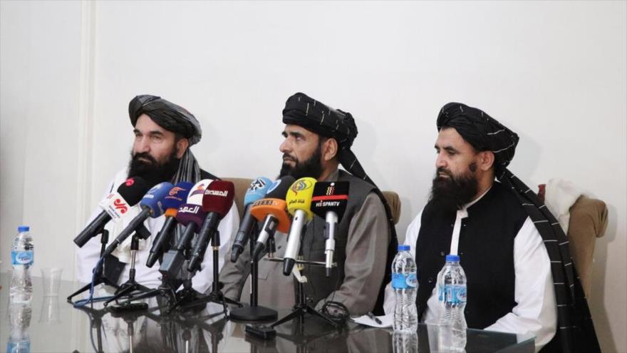 Miembros de la delegación del grupo armado Talibán asisten a una rueda de prensa en Teherán, capital de Irán, 1 de febrero de 2021. (Foto: Mehr News)