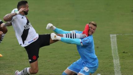 Vídeo: Impactante patada de un jugador brasileño a un arquero