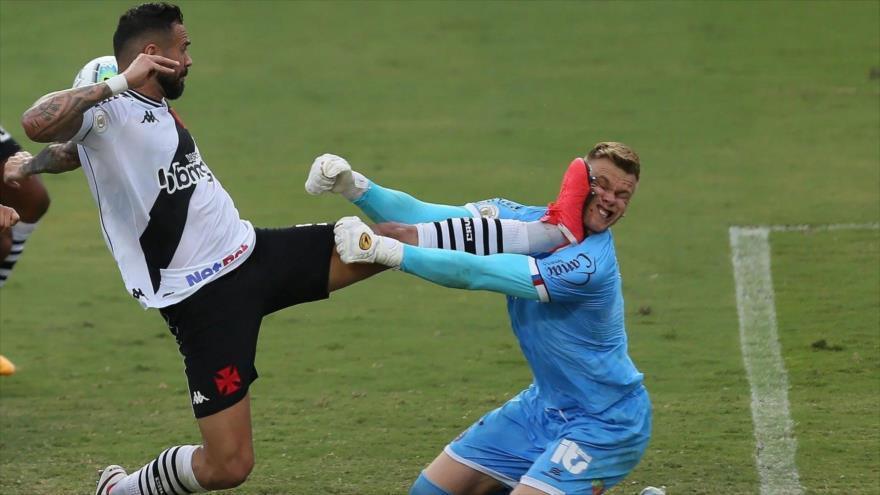 Vídeo: Impactante patada de un jugador brasileño a un arquero | HISPANTV