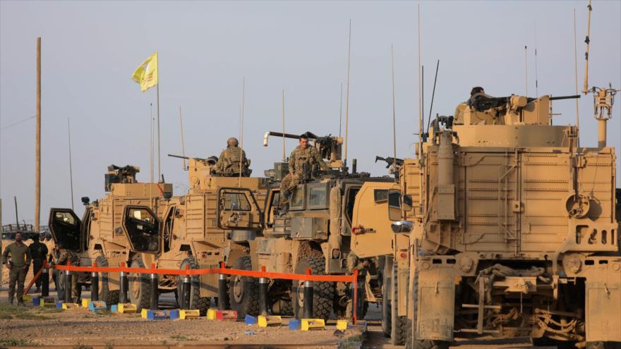 Soldados estadounidenses cerca de camiones militares, en el campo petrolero Al-Omar en Deir Ezzor, Siria, 23 de marzo de 2019. (Foto: Reuters)
