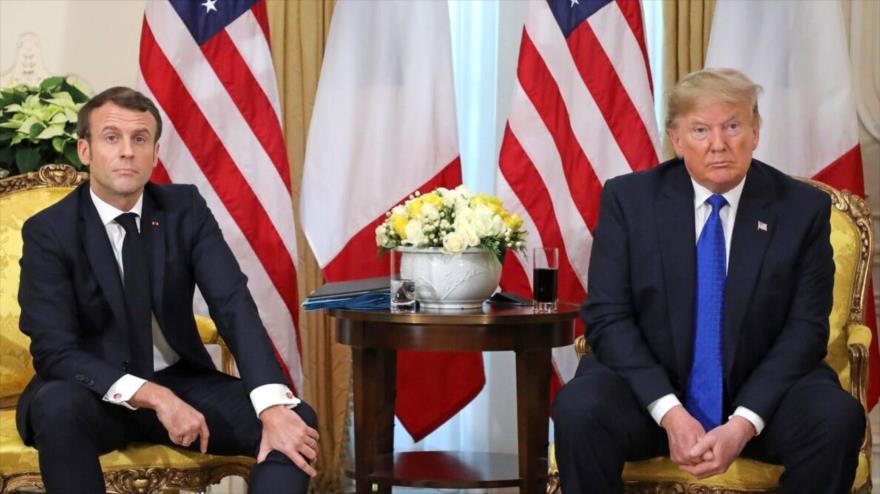 El expresidente de EE.UU., Donald Trump (dcha.) y el mandatario de Francia, Emmanuel Macron, reunidos en Londres, capital británica, 3 de diciembre de 2019.