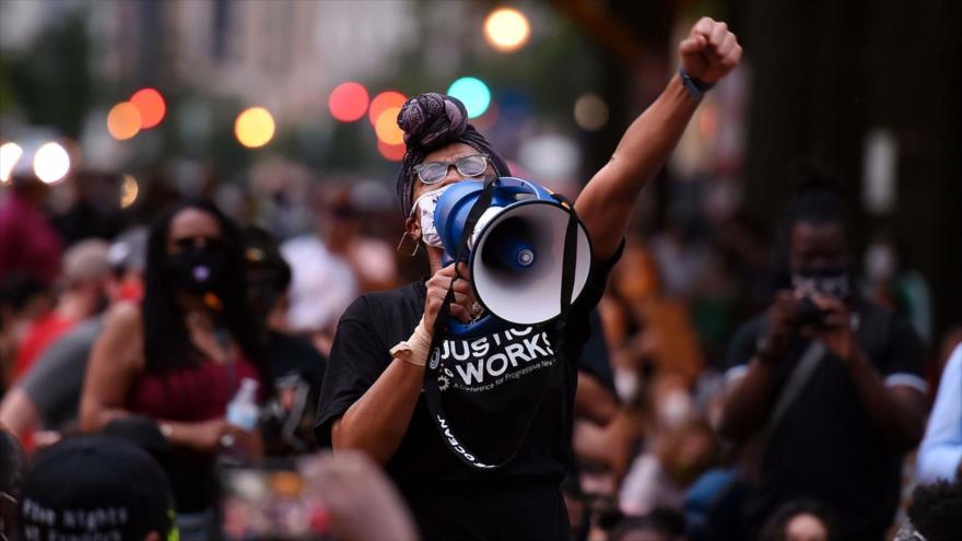 Un manifestante en una protesta contra el racismo y la violencia policial en EE.UU. en Washington, 4 de junio de 2020. (Foto: AFP)