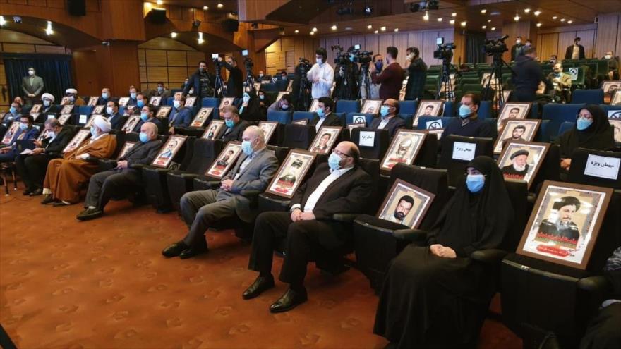 Autoridades iraníes y la familia del general Qasem Soleimani en la ceremonia del Premio al Sacrificio del General Soleimani, Teherán, 2 de febrero de 2021.