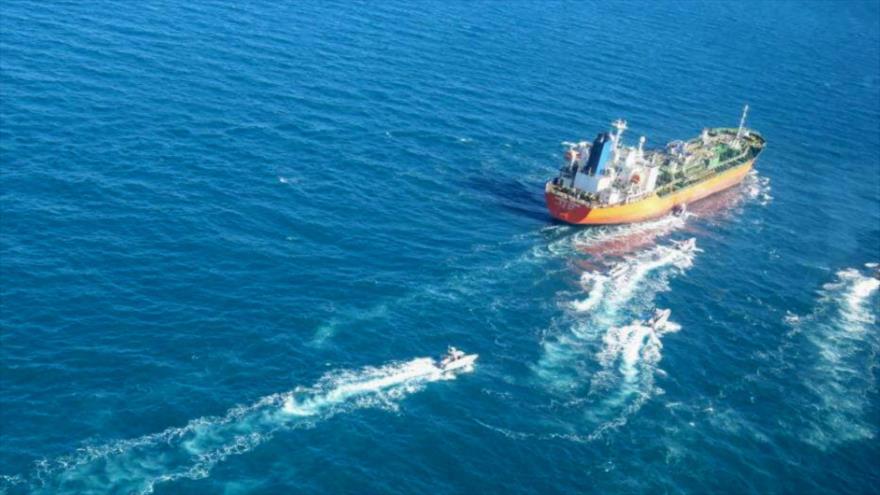 El MT Hankuk Chemi, de bandera de Corea del Sur, es escoltado por la Armada del CGRI de Irán en el estrecho de Ormuz, 4 de enero de 2021. (Foto: Tasnim)