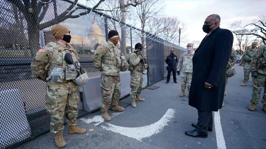 El secretario de Defensa de EE.UU., Lloyd Austin, visita a las tropas de la Guardia Nacional desplegadas en Washington D.C., 29 de enero de 2021. (Foto: AFP)
