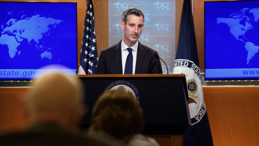 El portavoz del Departamento de Estado estadounidense, Ned Price, ofrece una rueda de prensa en Washington DC., la capital.