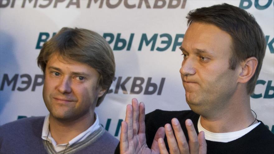 El opositor ruso, Alexéi Navalni (dcha.), y su colaborador cercano, Vladimir Ashurkov.