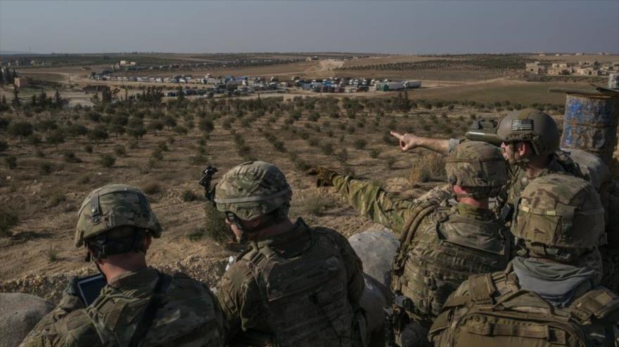 Fuerzas especiales de EE.UU. vigilan la zona desde su posición en las afueras de Manbij, en el norte de Siria. (Foto: The New York Times)