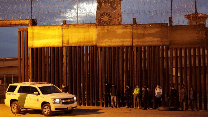 Migrantes son detenidos por la Patrulla Fronteriza de EE.UU. tras cruzar por El Paso, en el estado de Texas, (EE.UU.), 2 de febrero de 2021. (Foto: Reuters)