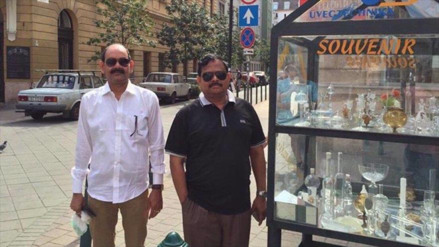 Jefe del Ejército de Bangladés, Aziz Ahmed (dcha.), y su hermano Haris Ahmed.