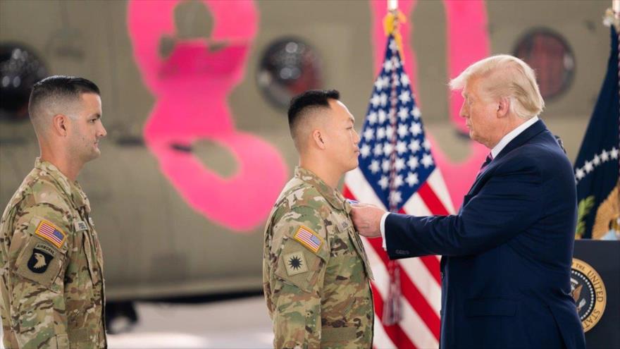 El presidente de Estados Unidos, Donald Trump, condecora a unos soldados en una base militar de California, 8 de noviembre de 2020.