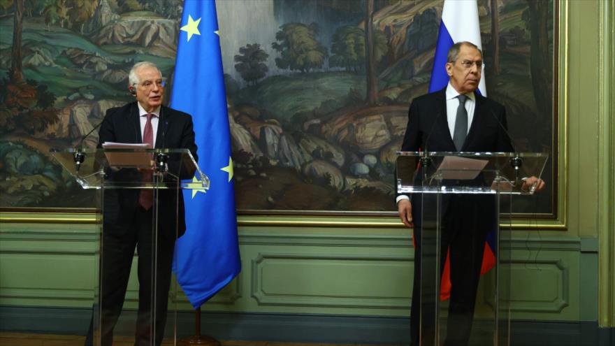 El canciller ruso, Serguéi Lavrov (dcha.), y el jefe de la Diplomacia de la UE, Josep Borrell, ofrecen una rueda de prensa conjunta en Moscú, 5 de febrero de 2021. (Foto: AFP)