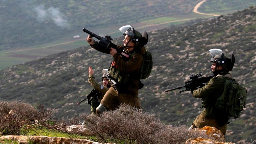 Fuerzas israelíes disparan gases lacrimógenos contra manifestantes palestinos en la ocupada Cisjordania, 5 de febrero de 2021. (Foto: AFP)