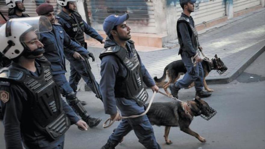 Policía de Baréin usa perros para dispersar a los manifestantes.