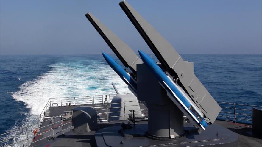 Un sistema de misiles SM-2 Block IIIA equipados sobre un buque de combate del Ejército de EE.UU.