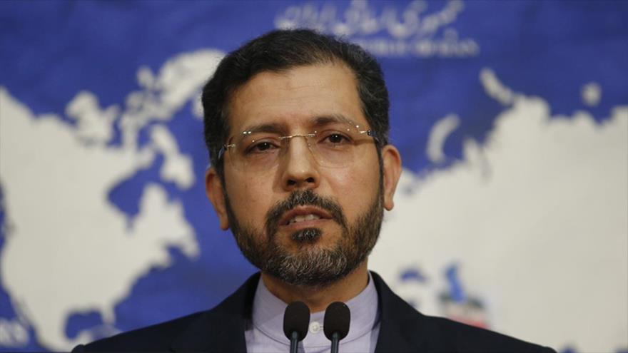 El portavoz de la Cancillería iraní, Said Jatibzade, ofrece una rueda de prensa en Teherán, capital persa.