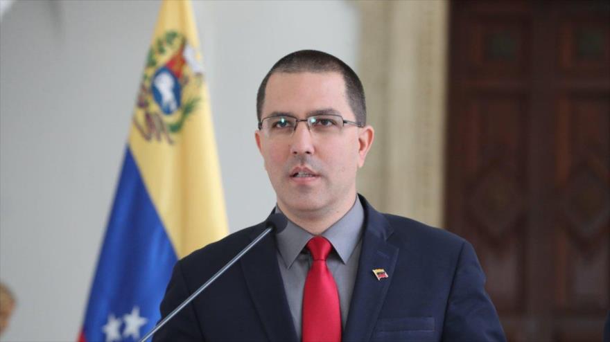 El canciller venezolano, Jorge Arreaza, ofrece un discurso en Caracas, la capital.