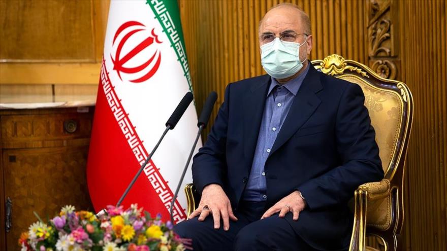 Mohamad Baqer Qalibaf, presidente de la Asamblea Consultiva Islámica de Irán, habla con los medios antes de viajar a Rusia, 7 de febrero de 2021. (Foto: Fars)