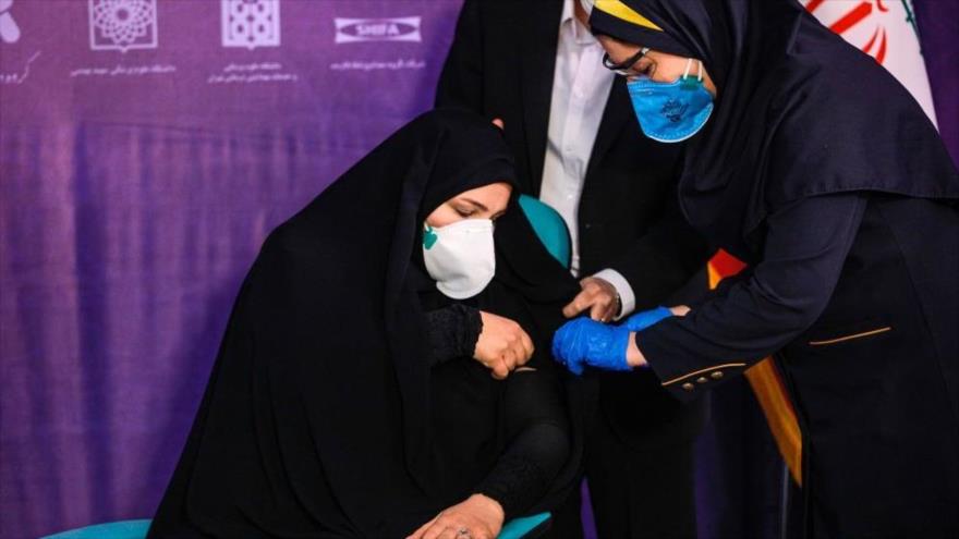 Una voluntaria recibe la vacuna iraní contra el coronavirus en Teherán, 29 de diciembre de 2020.