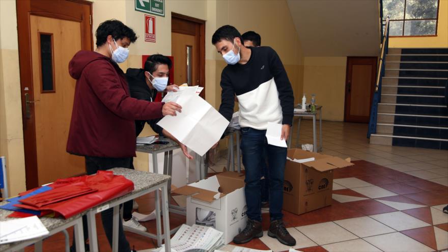 El escrutinio se realiza en un centro de votación en Cuenca, Ecuador, luego de las elecciones presidenciales y legislativas, 7 de febrero de 2021. (Foto: AFP) 