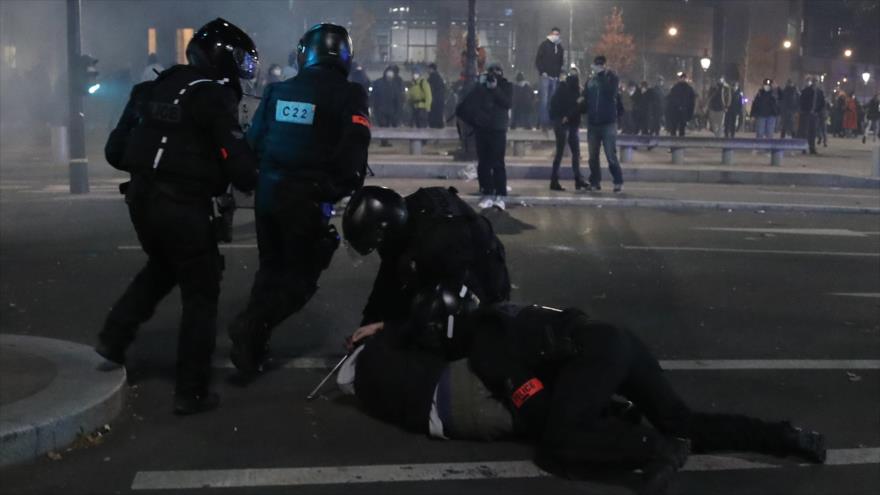 Un oficial de policía detiene a un manifestante durante una protestqa contra el proyecto de ley de seguridad en París, capital gala, 28 de noviembre de 2020. (Foto: AP)