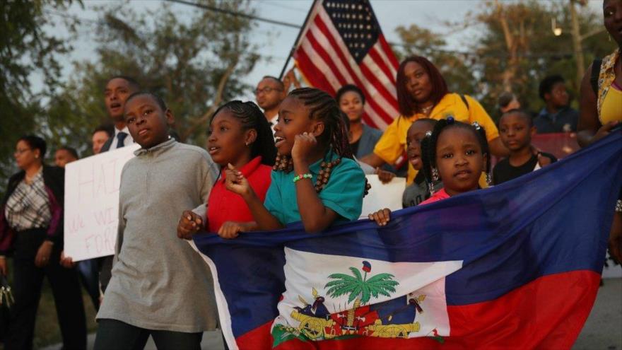 Migrantes haitianos protestan contra los insultos del entonces presidente de EE.UU., Donald Trump, 3 de diciembre de 2018.