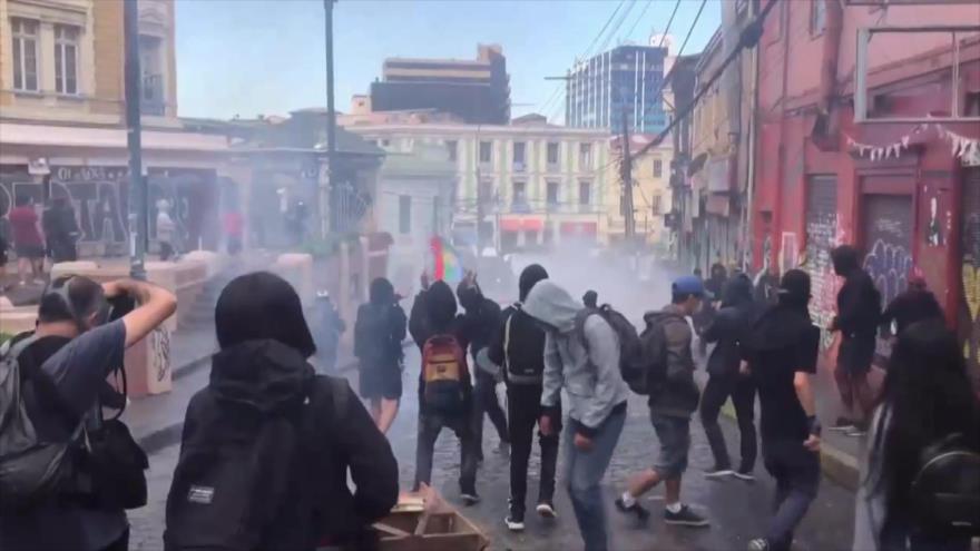 Siguen protestas en Chile bajo violenta represión de carabineros