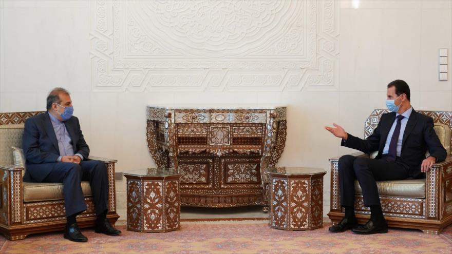 El presidente sirio, Bashar al-Asad (dcha.), y el asesor principal del canciller iraní, Ali Asqar Jayi, en Damasco, 10 de febrero de 2021. (Foto: SANA)