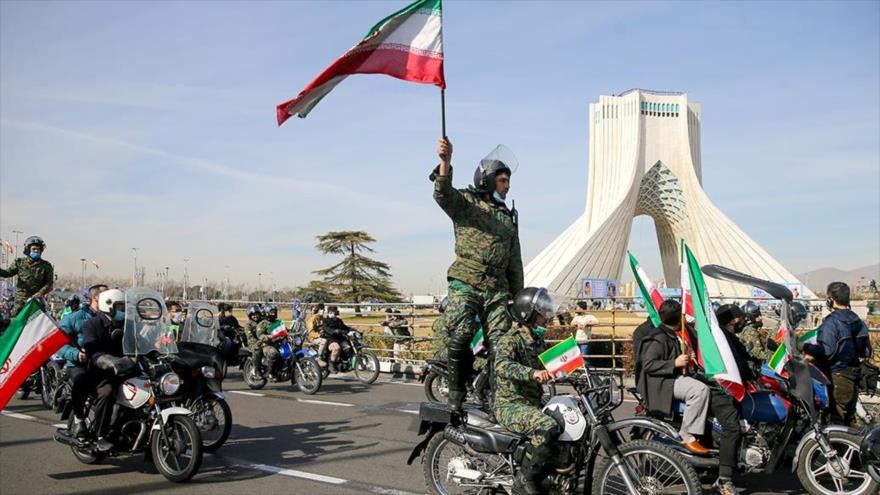 Desfile de motocicletas iraníes en el aniversario de la victoria de Revolución Islámica en la Plaza Azadi, Teherán, 10 de febrero de 2021. (Foto: Fars)