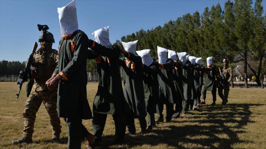 Fuerzas de seguridad afganas escoltan a talibanes después de una operación en Herat (oeste), 2 de febrero de 2021. (Foto: AFP) 