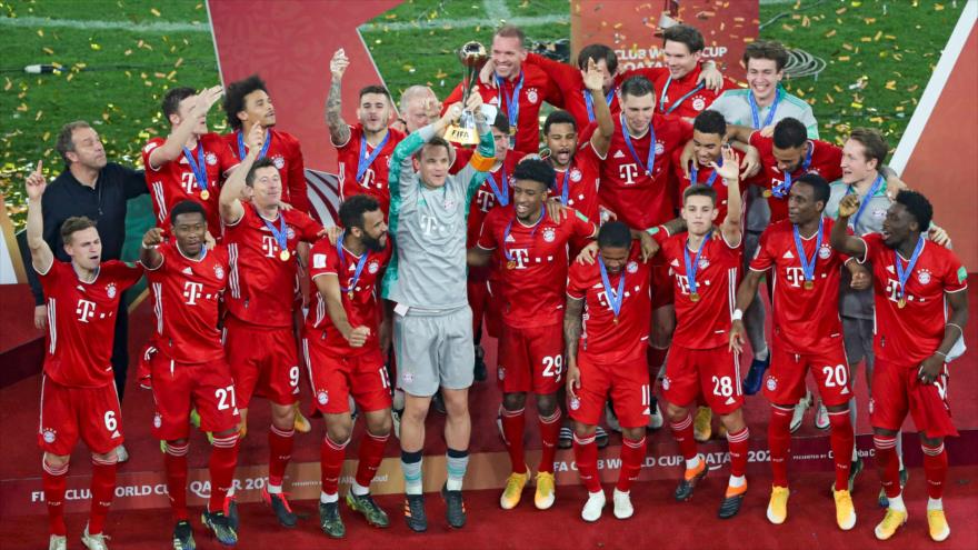Jugadores del Bayern Múnich celebran su campeonato del Mundial de Clubes, tras derrotar al mexicano Tigres en la ciudad catarí de Rayán, 11 de febrero de 2021. (Foto: AFP)