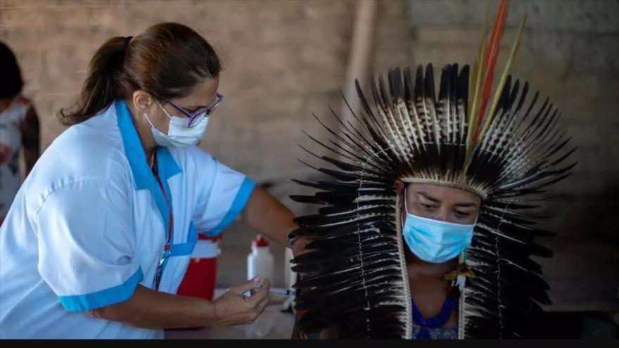 El jefe indígena guaraní Jurema Nunes (DR) es inoculado con la vacuna anti-COVID-19 en el estado de Río de Janeiro, Brasil, 20 de enero de 2021.