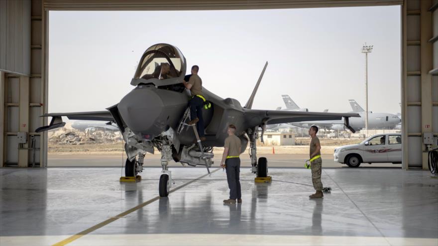 Un piloto y la tripulación de un caza F-35 se preparan para una misión en la Base Aérea Al-Dhafra en los Emiratos Árabes Unidos en 2019. (Foto: AP)