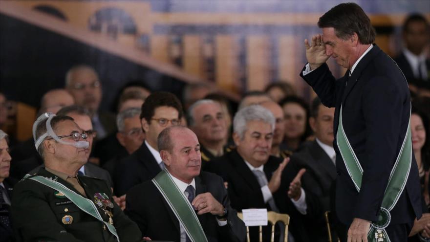 Jair Bolsonaro, presidente de Brasil 
 (drcha.) saluda al exgeneral del ejército, Eduardo Villas Boas (izqd.) en un evento, Brasilia, 11 de enero 2019, (Foto: AFP)