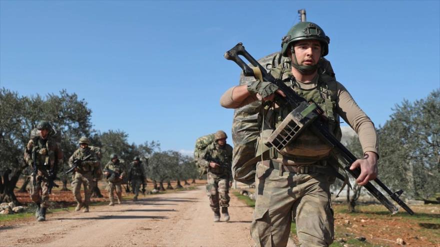 Soldados turcos cerca de la ciudad de Idlib, noroeste de Siria, 20 de febrero de 2020. (Foto: AFP)