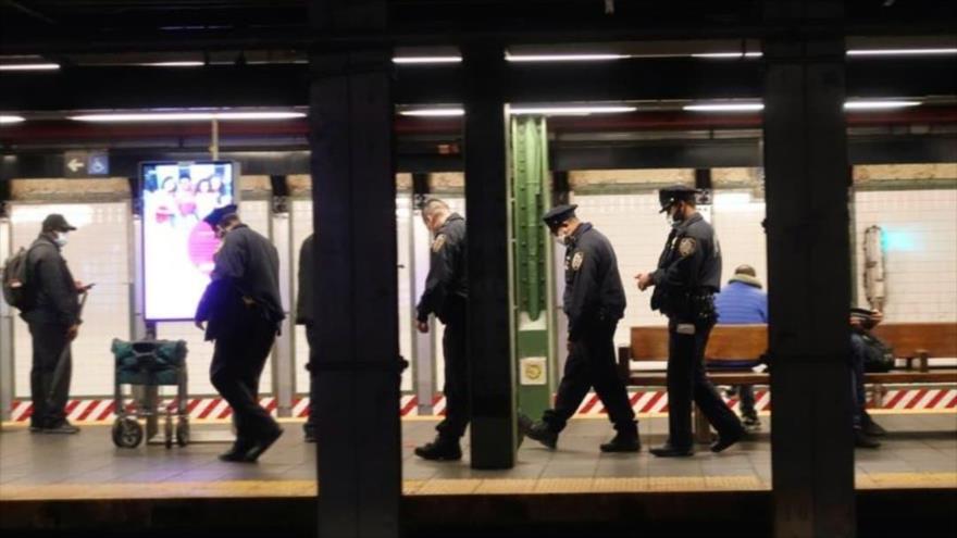 Policías de Nueva York vigilan el metro de esa ciudad tras crímenes por apuñalamientos en los últimos días.