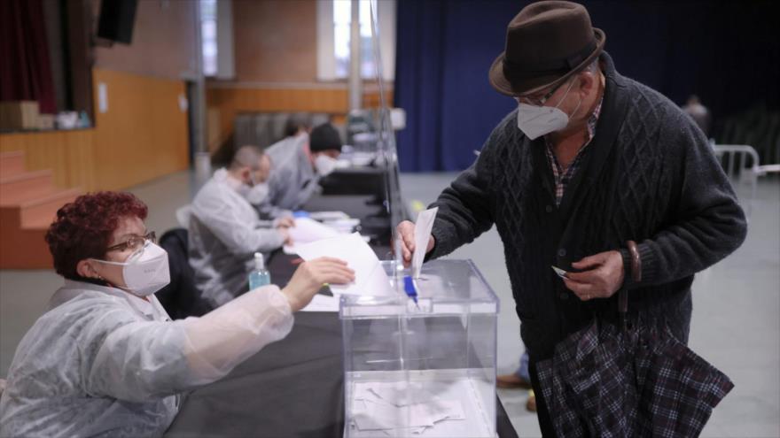 Un hombre ejerce su derecho al voto en las elecciones parlamentarias de Cataluña, 14 de febrero de 2021.