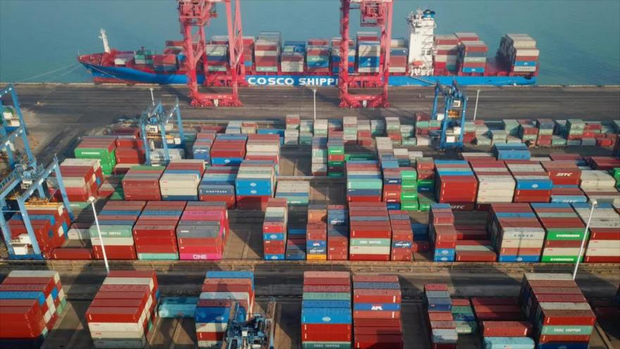 Contenedores de mercancías en una zona de carga y descarga del puerto de Lianyungang, al este de China, 14 de enero de 2021. (Foto: AFP)