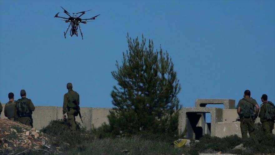 Soldados israelíes miran un avión no tripulado en Ramalá, Cisjordania, 14 de diciembre de 2018 (Foto: AFP)